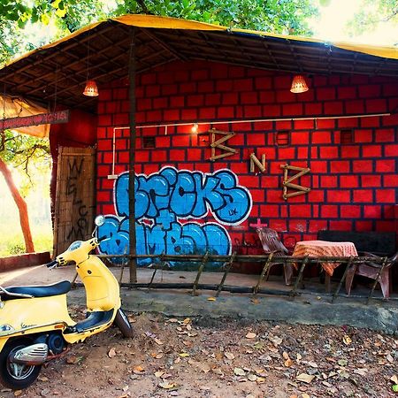 Bricks And Bamboo Hostel Anjuna Buitenkant foto