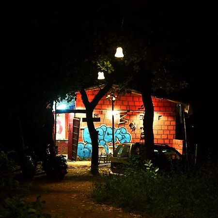 Bricks And Bamboo Hostel Anjuna Buitenkant foto