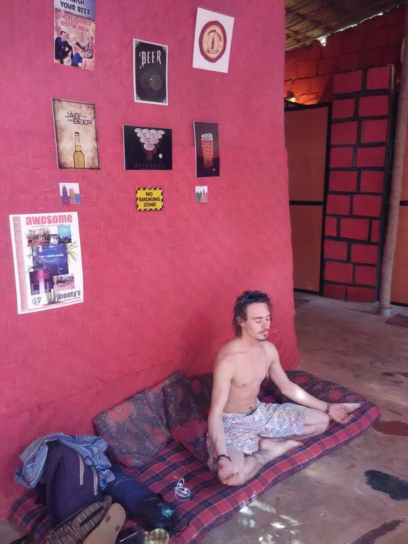 Bricks And Bamboo Hostel Anjuna Buitenkant foto