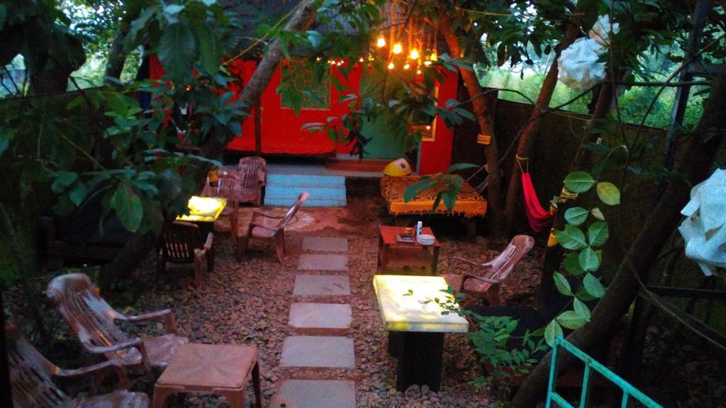 Bricks And Bamboo Hostel Anjuna Buitenkant foto